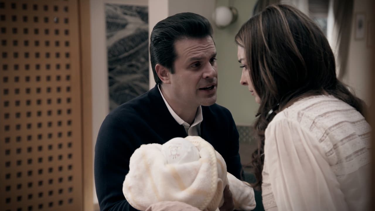 En el pasado, 'Fausto' entrega a 'Isabella' en brazos de 'Daniela', asegurándole que su madre falleció y pidió cuidarla, cuando en realidad él se la arrebató sin piedad.