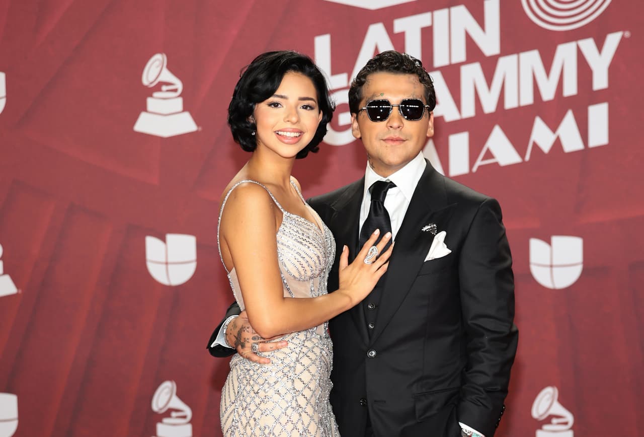 ¡Se dan tremendo beso! Ángela Aguilar y Christian Nodal en la alfombra roja de los Latin Grammys 2024