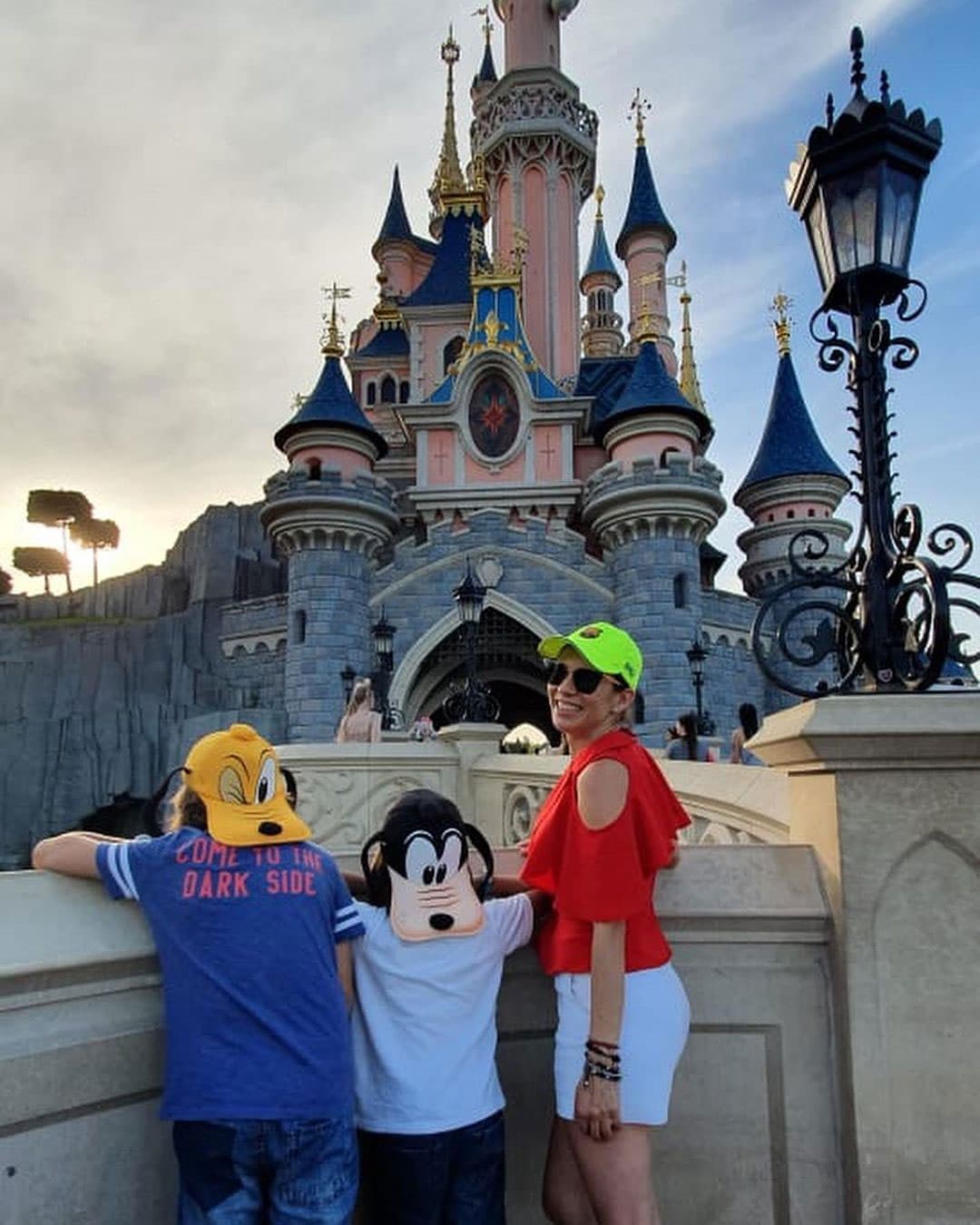 Ese mismo día visitó Disneyland París, mostrando a dos de sus hijos con gorras de ‘Pluto’ y ‘Goofy’.