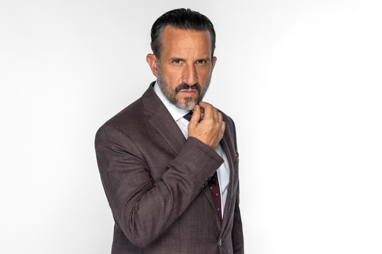 Plutarco Haza es 'Rafael', esposo de 'Roxana' que vive deseando a 'Lucía' y hará todo para conquistarla.