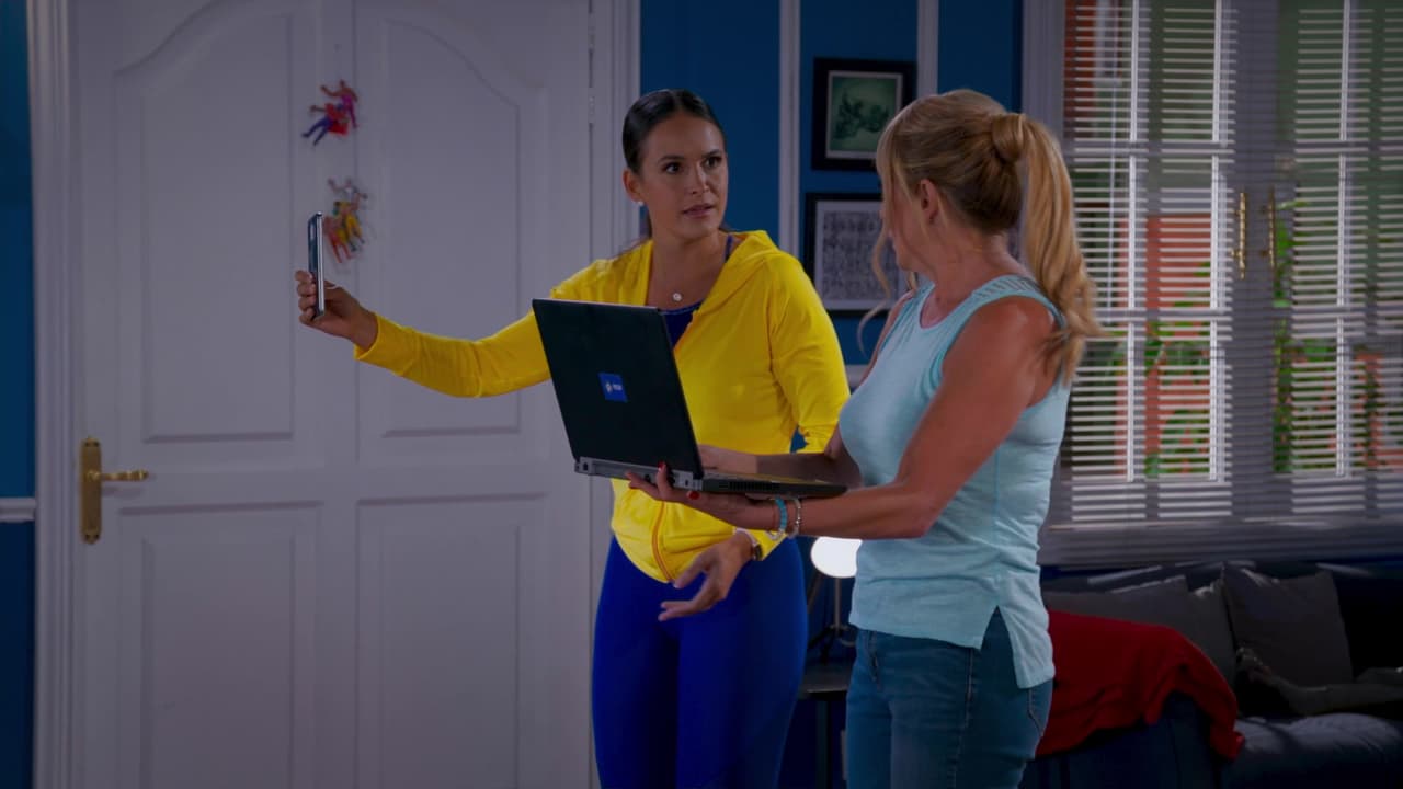'Cris' y 'Vanesa' sufren los estragos de que 'Pedro' no pagara el internet en el departamento y se les complica dar sus clases y terapias en línea.