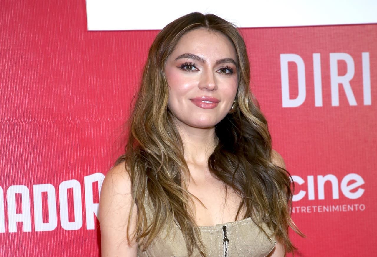 Sofía Castro confirma ser la protagonista de 'Hermanos Coraje' y posa con los galanes de la telenovela