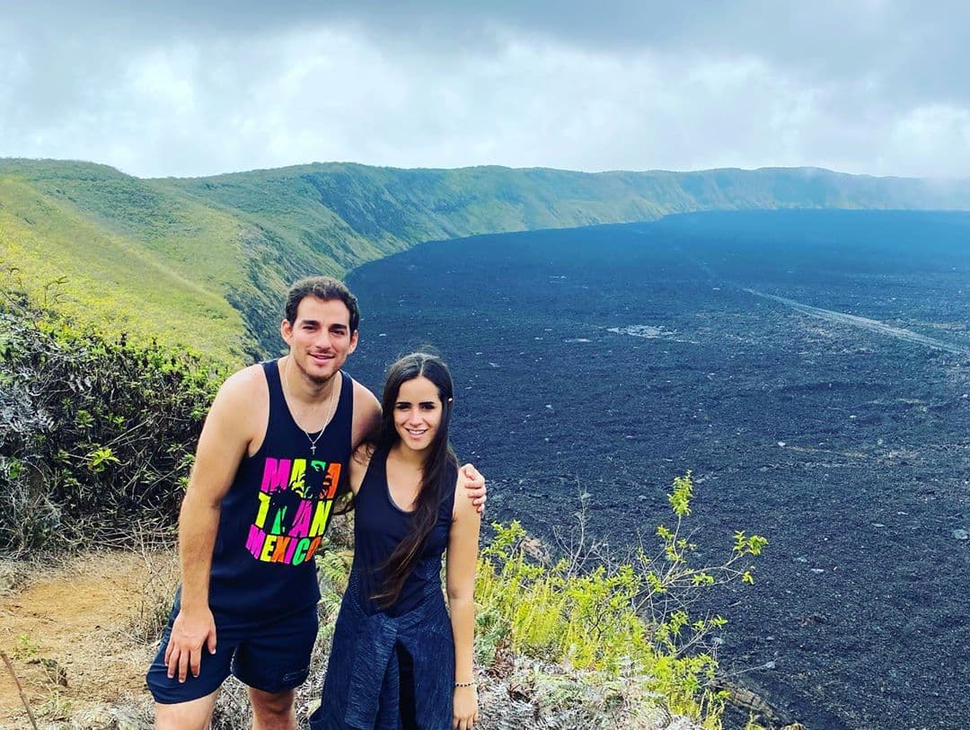 Leopoldo tiene una relación con una chica llamada Gabriela Andrade, con quien le gusta salir de viaje y ejercitarse.