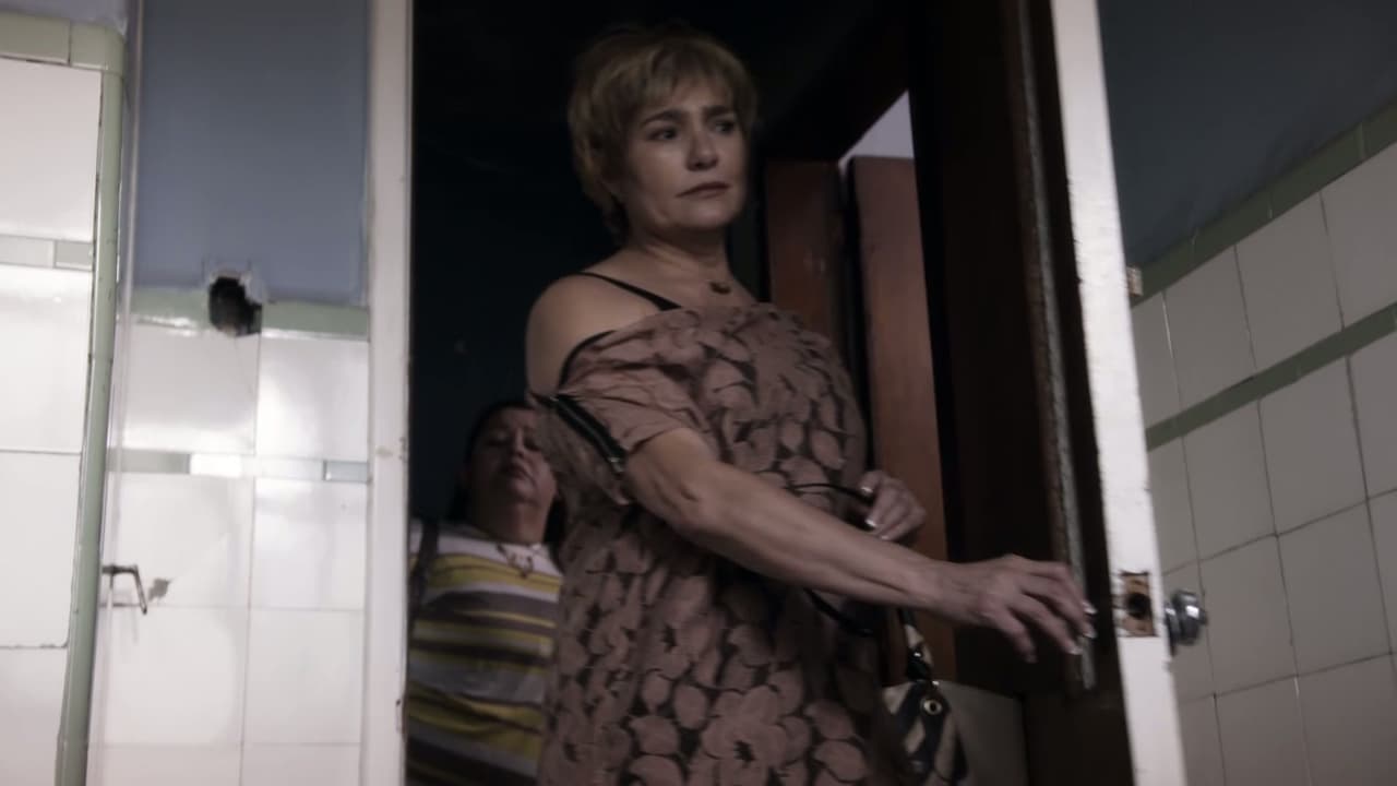 Lupita se aferra a seguir teniendo una vida de excesos y decide salirse de su casa.