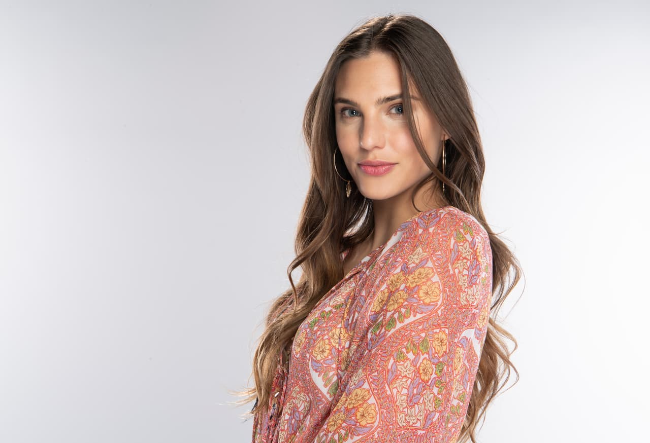 Valentina Carvajal (Macarena Achaga). Hija menor de León, la más afectada por su muerte. Por eso la vida le dará un vuelco cuando conozca a Juliana.