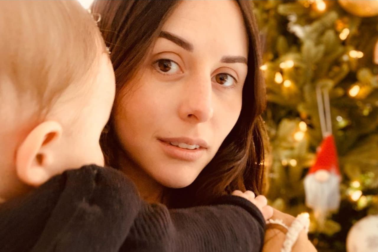 Zuria Vega presume que su hijo ha comenzado a gatear