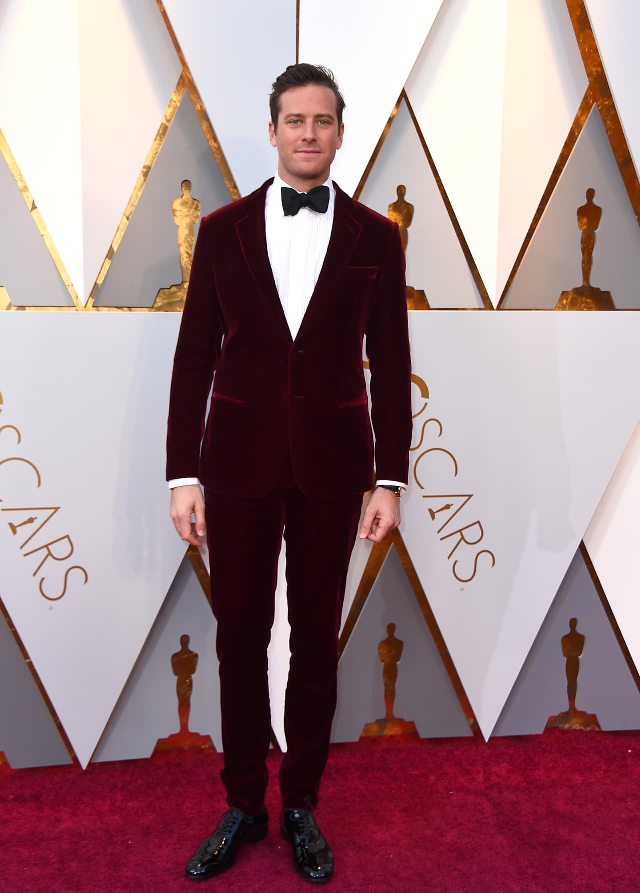 Armie Hammer fue uno de los más guapos de la noche con un smoking impecable.