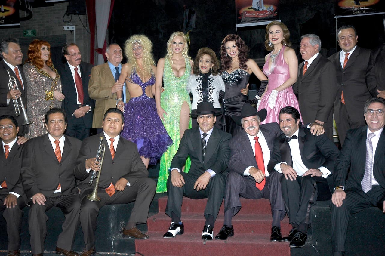 La puesta en escena 'Perfume de Gardenia' presentó a su elenco estelar encabezado por Aracely Arámbula, Jorge Salinas, Niurka, Andrés García, María Victoria, Elizabeth Álvarez y Roxana Martínez y Arturo Carmona en octubre de 2010
