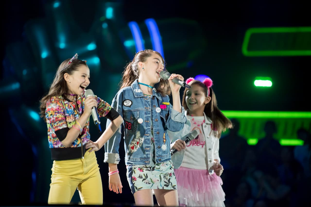 Nicole Florencia, Farah y Keira prendieron el escenario y con su flow hicieron bailar al público con el tema “1,2, 3” de Sofía Reyes.