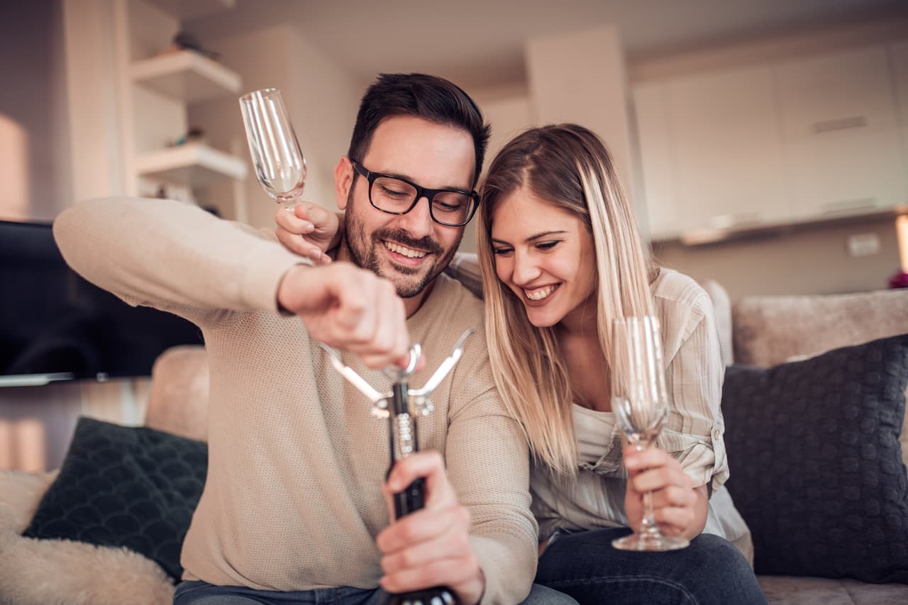 Tauro. ¡No puedes olvidar su regalo! Pues jamás te lo perdonará. Las mejores opciones son un gadget, un buen vino, algún accesorio de diseño o algo práctico que lleve tiempo deseando.