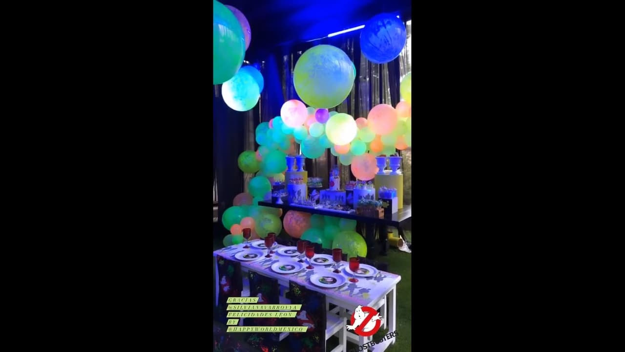 El festejo contó con mesas de dulces y otras especialmente para que los menores disfrutaran del evento. Además de los personajes de ‘Los cazafantasmas’, la decoración contó con globos de distintos colores.
