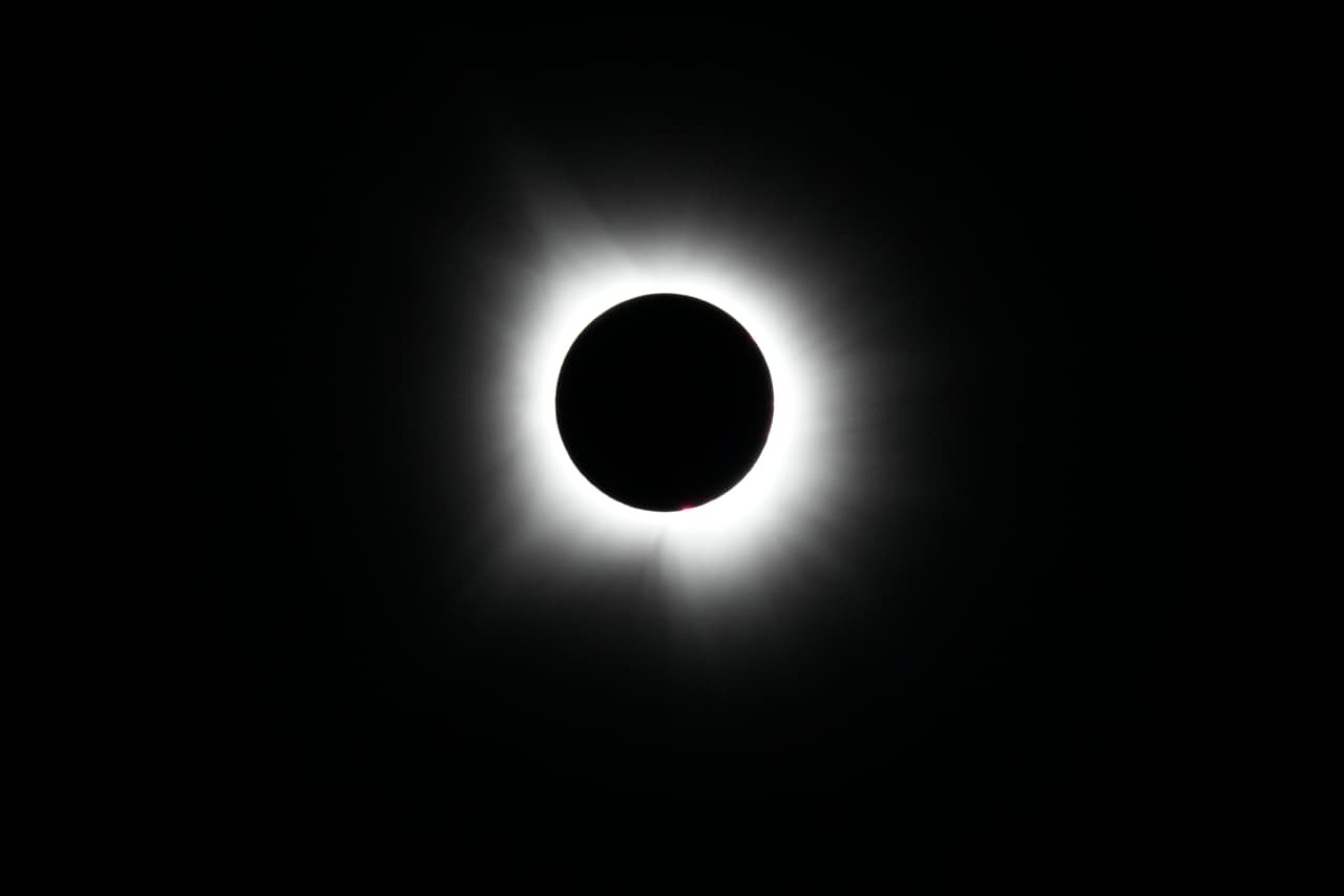 El eclipse total solar visto desde Arlington Texas en su punto máximo, que fue entre 1:40 pm y 1:43 pm
