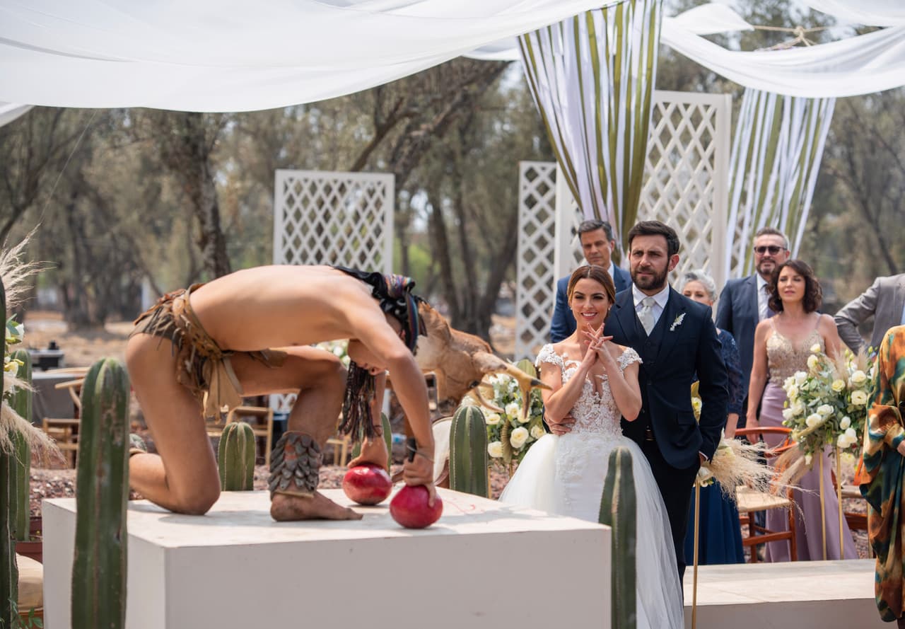La boda contó con un impresionante baile bajo los acordes de 'Este Fuego', tema principal de la telenovela.