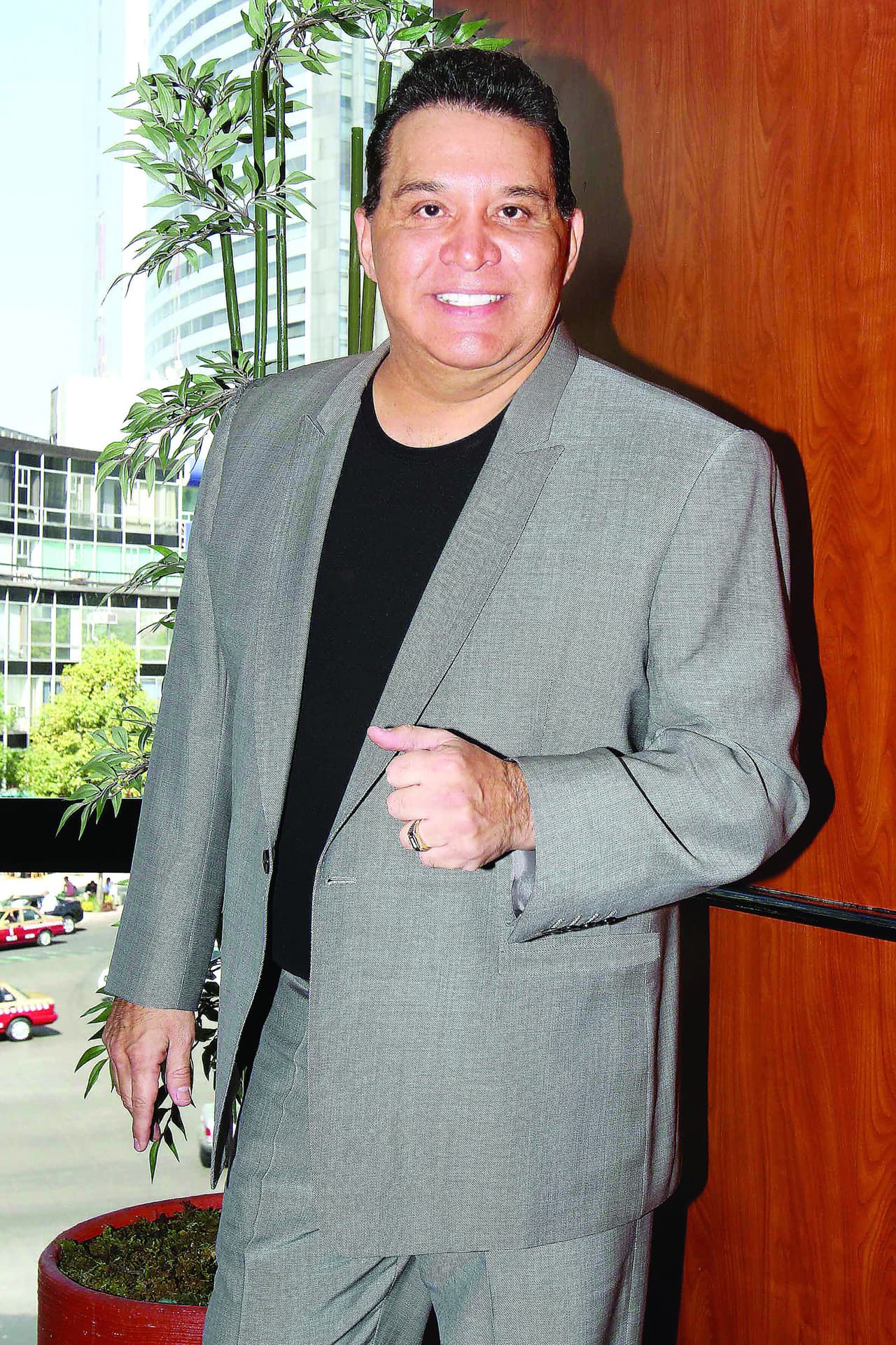 Tony Flores murió el 5 de marzo de 2017 a los 67 años a consecuencia de la esclerosis lateral amiotrófica que padecía.
