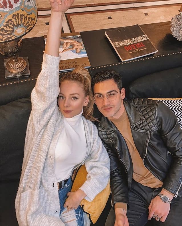 Precisamente, en las grabaciones de la serie, la actriz conocería a Speitzer con quien se rumora que mantiene una relación amorosa desde finales de 2019.