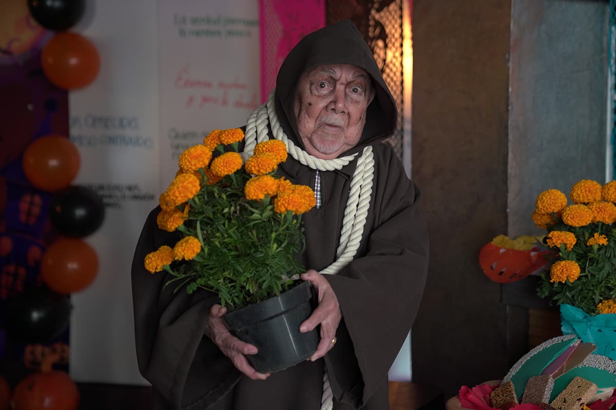 Sergio Corona mostró las tradicionales flores de cempasúchil.