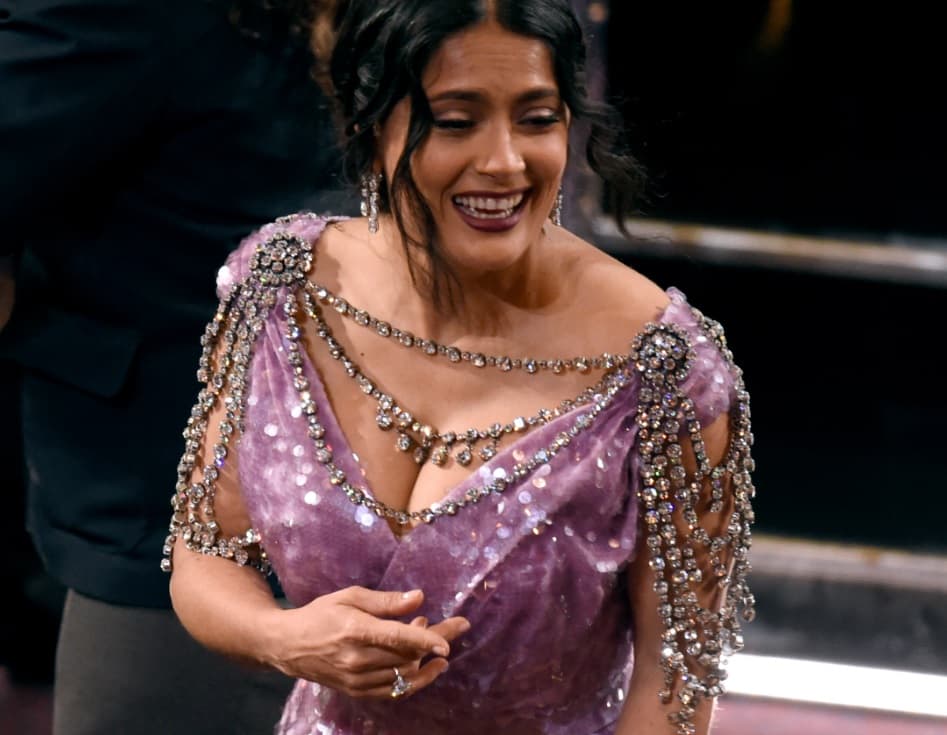 Vestido de Salma Hayek en los Óscar genera burlones memes