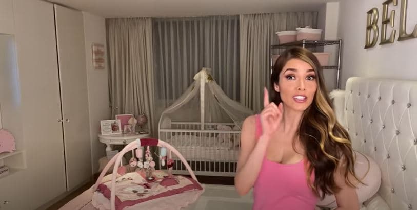 A diferencia del resto de la casa, la habitación de su hija Bella resalta por los tonos rosados y dorados, aunque la cama y el resto de los muebles fueron elegidos también en blanco.