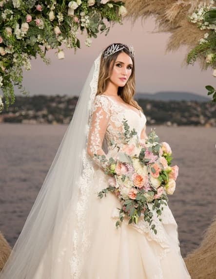 Dulce María unió su vida en matrimonio al lado de Paco Álvarez en noviembre pasado. La cantante compartió con sus seguidores el secreto detrás de su vestido de novia.