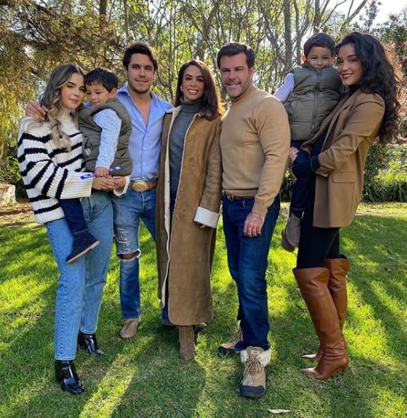 Eduardo Capetillo y Biby Gaytán comparten entrañables fotografías en familia: ‘Por siempre juntos’
