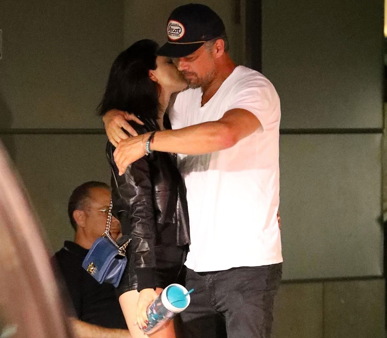 Eiza González y Josh Duhamel fueron captados en su primer beso público