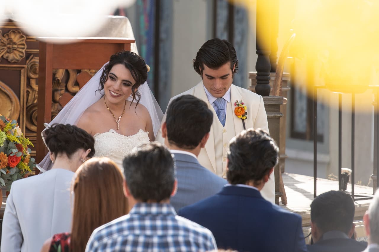 'Sandy' tuvo que fingir armonía durante la boda. No solo porque su querido papá no había llegado, sino por la tardanza de 'Mateo' en dar el sí.