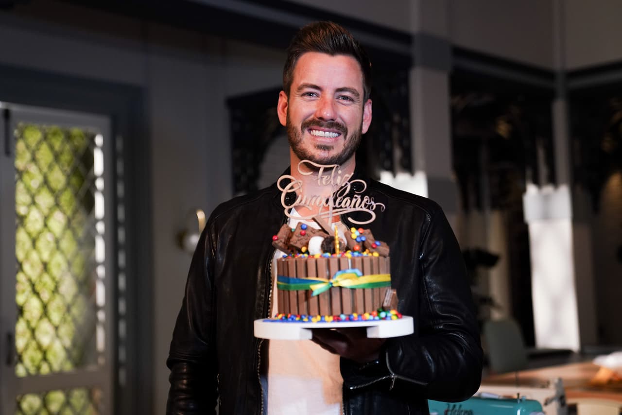 La producción de 'Diseñando tu Amor' sorprendió al actor Juan Diego Covarrubias con un pastel para celebrar su cumpleaños.