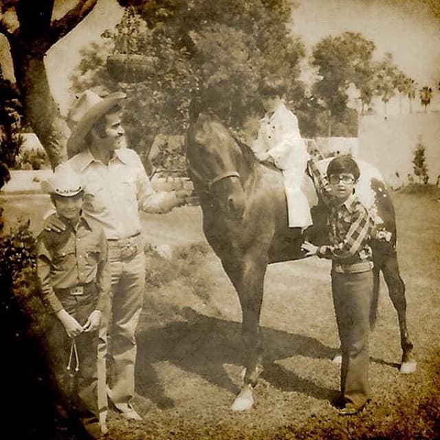 A través de las redes sociales, la complicidad entre ‘El Charro de Huentitán’ y ‘El Potrillo’ también quedó en evidencia decenas de veces, a través de tiernas fotografías de la infancia de Alejandro Fernández. Incluso, en mayo de 2015, el fallecido cantante compartió una foto en la que posa junto a sus tres hijos varones y afirmó: “Aquí con mis tres potrillos”.
