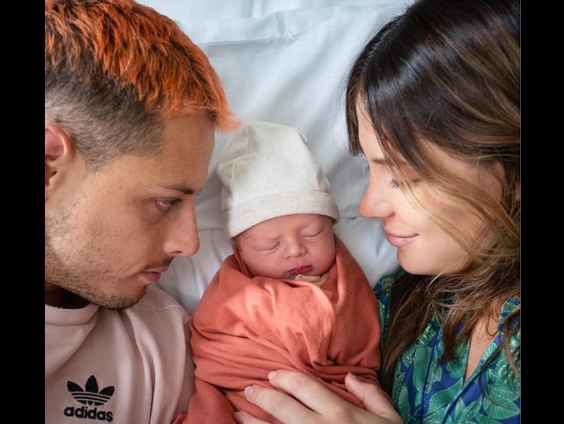 El futbolista y la modelo debutaron como padres de Noah el 16 de junio en Londres, Inglaterra, y desde entonces han compartido cada detalle de la evolución del pequeño, desde su primer baño, su primera comida que no es leche materna y sus vacaciones a Italia.