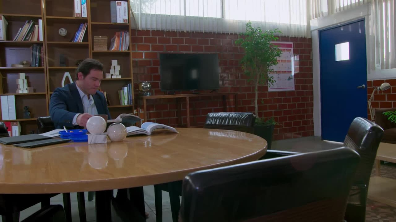 Angélica crece rodeada de miedo, pues su padre le inculca que debe “cuidarse” de los hombres al estar entrando en la adolescencia.