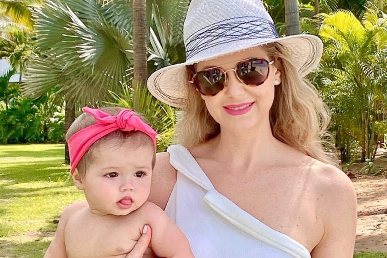 Ingrid Martz presume que su hija Martina ya tiene sus primeros dientes