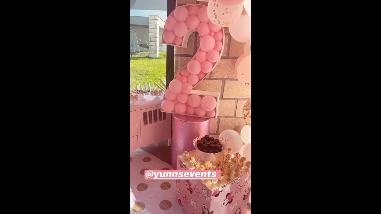 Además de que con varios globos formaron el número dos.
