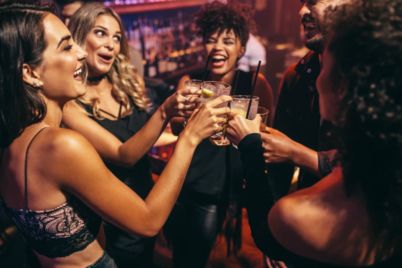 Alcohol: Beber demasiado alcohol podría causarle severos daños a tu salud con el paso del tiempo.