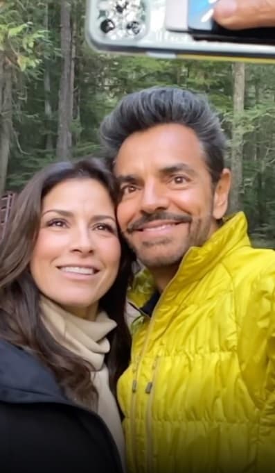 En la emotiva grabación, de poco más de un minuto, el comediante mexicano compartió varias imágenes junto al amor de su vida, quien sonriente y radiante posó para la cámara. Y es que, durante la charla en vivo que tuvo con sus suscriptores en YouTube aseguró que estas cuatro décadas de vida han sido las mejores por la familia que ha formado y dijo esperar con ansias lo que le deparan los 50.