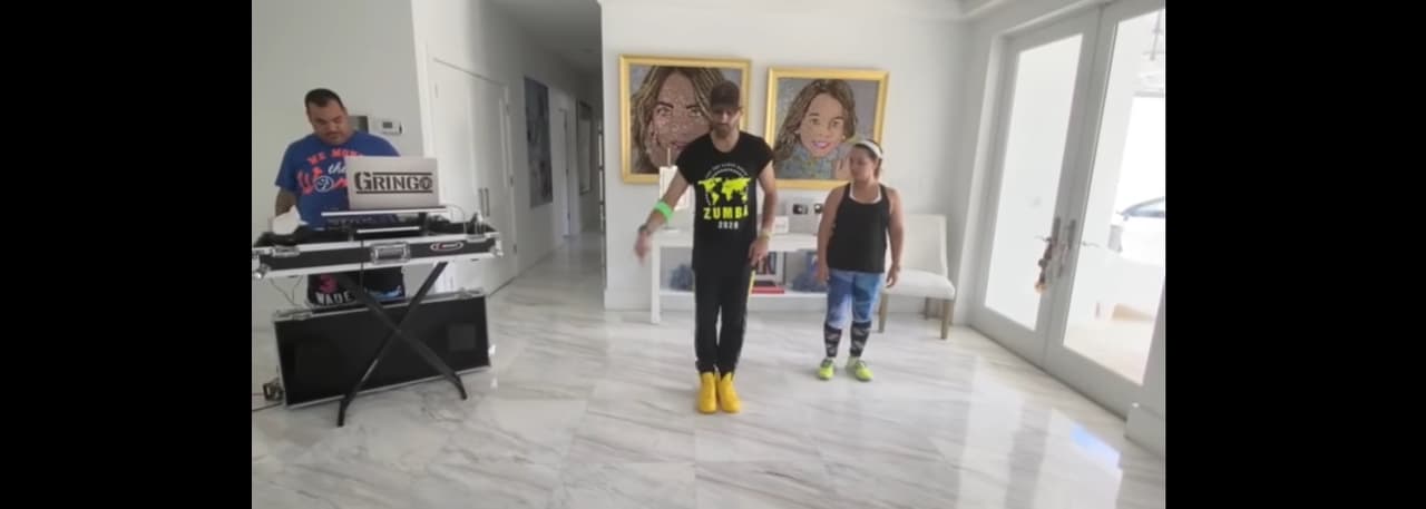 Pero Adamari López y Toni Costa también han dejado ver detalles del interior de su hogar. En el último video del español, mostró parte de uno de los pasillos del inmueble, donde se observa el elegante piso y que desde las cortinas hasta los muebles son de tonos claros.