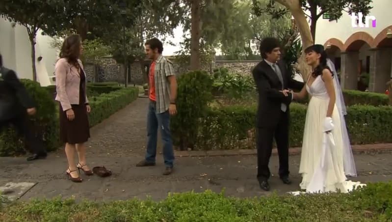 Previo a la boda, ‘Amadeo’ (Flavio Medina) no quiere que ‘Sandy’ se case, pero ella le asegura que ama a ‘Ari’ y decide continuar con la boda.