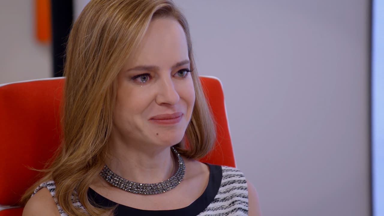 En "Qué le pasa a mi familia?", 'Violeta Anaya', interpretada por Gaby Platas, decidió confesarle a su hija 'Cony' (Paulina Matos) toda la verdad sobre la mujer que fue en el pasado y todo lo que hizo para salir adelante.