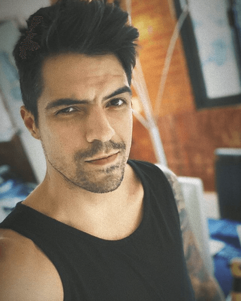Golpiza al hijo de Lupita D’AlessioCésar, hijo menor de Lupita D’Alessio, denunció el 16 de diciembre que fue brutalmente golpeado tras una presentación que dio en el Estado de México. En la grabación que compartió a través de su cuenta oficial de Instagram, se observa al joven con la cara ensangrentada y relata que fue contratado para cantar en un evento privado por tres horas, pero que se extendió hasta cinco.