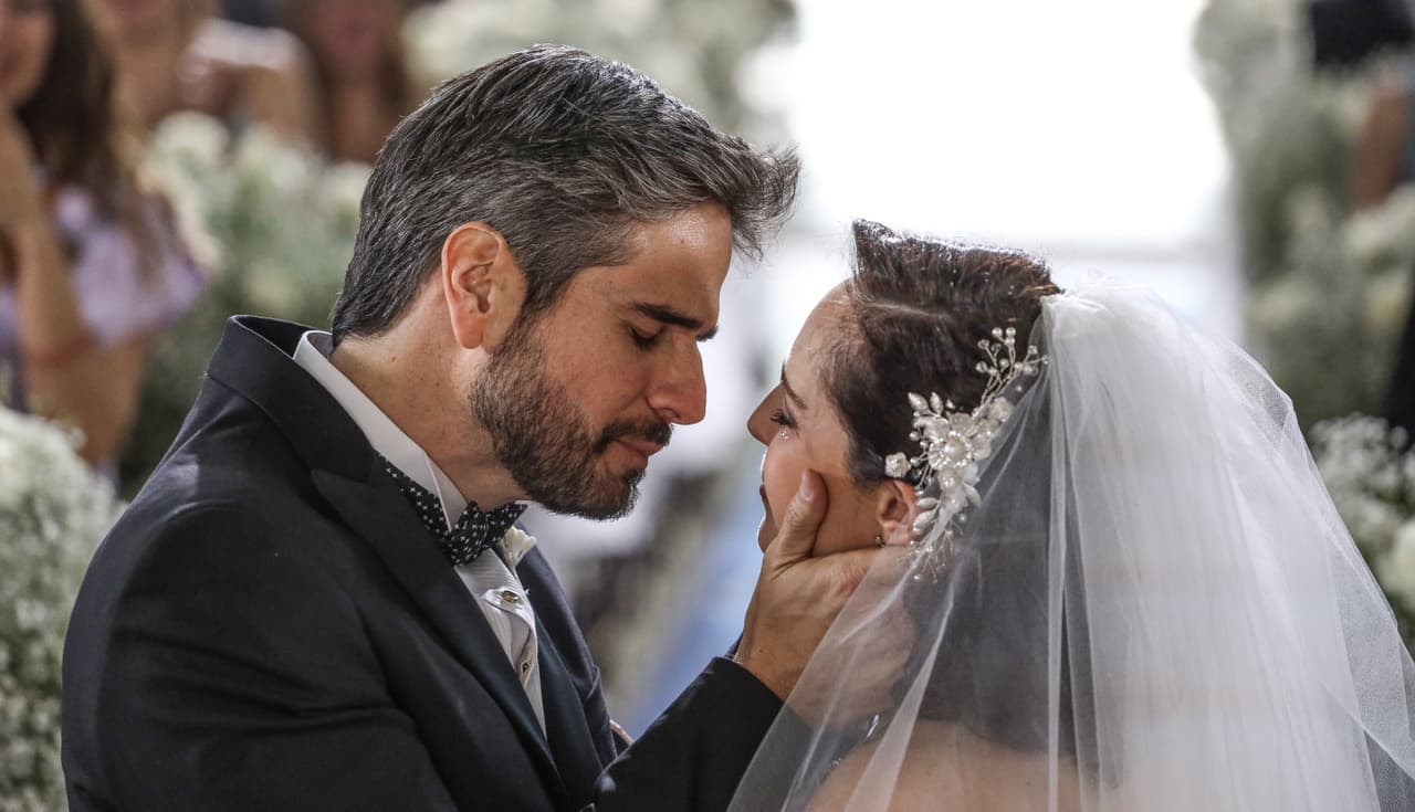 Al final, 'Alberto' y 'Sofía' se dan un beso de amor.