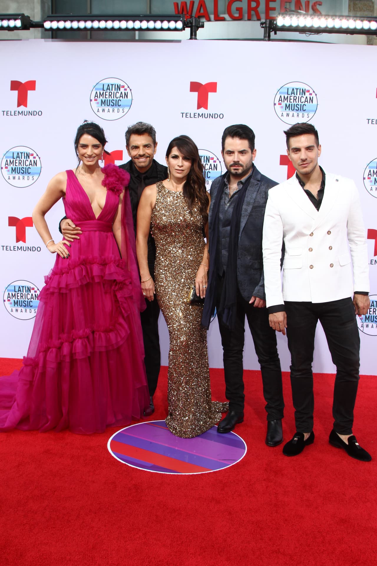 Gracias a las fotos del pasado que cada uno de los integrantes de la familia Derbez comparten en redes sociales, los seguidores de la famosa dinastía reconocieron que Aislinn, Vadhir, José Eduardo y Aitana lucen idénticos al comediante, incluso desde que estaban pequeños.