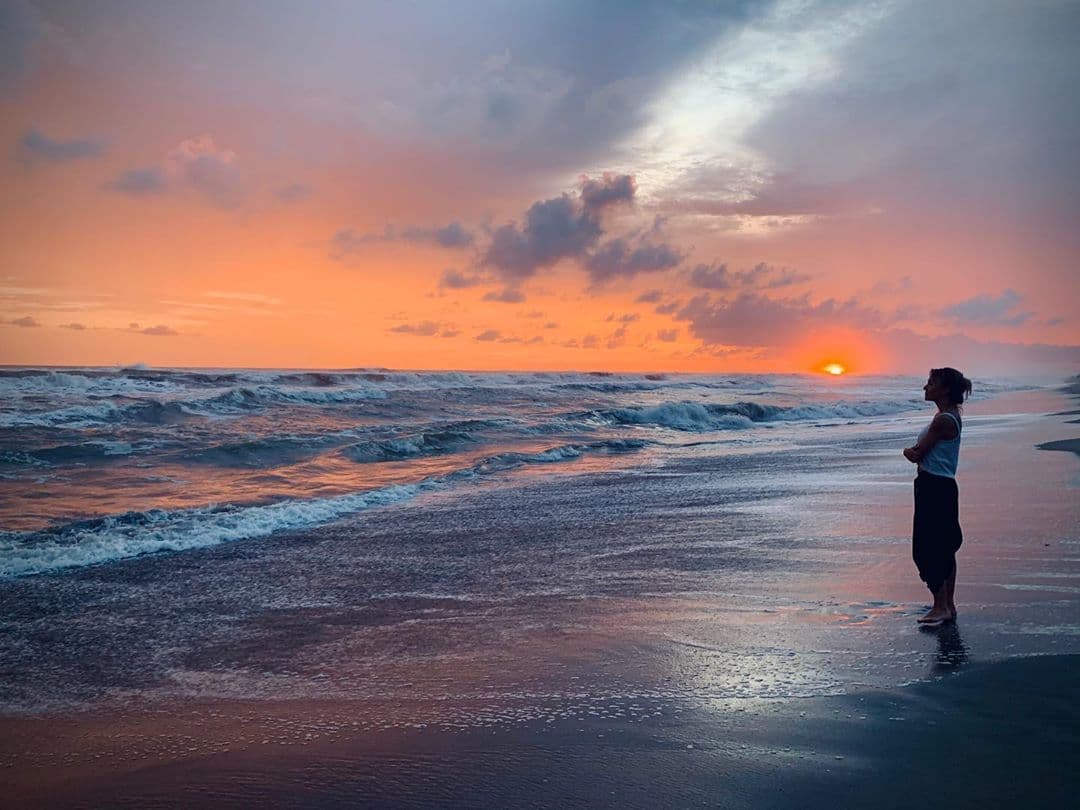 En uno más de sus posteos, la actriz compartió una secuencia en la que posa reflexiva, frente al mar con uno de esos atardeceres característicos del destino turístico mexicano.