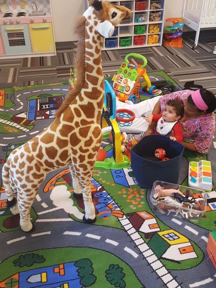 Danna muestra el rostro de su hijo Dante