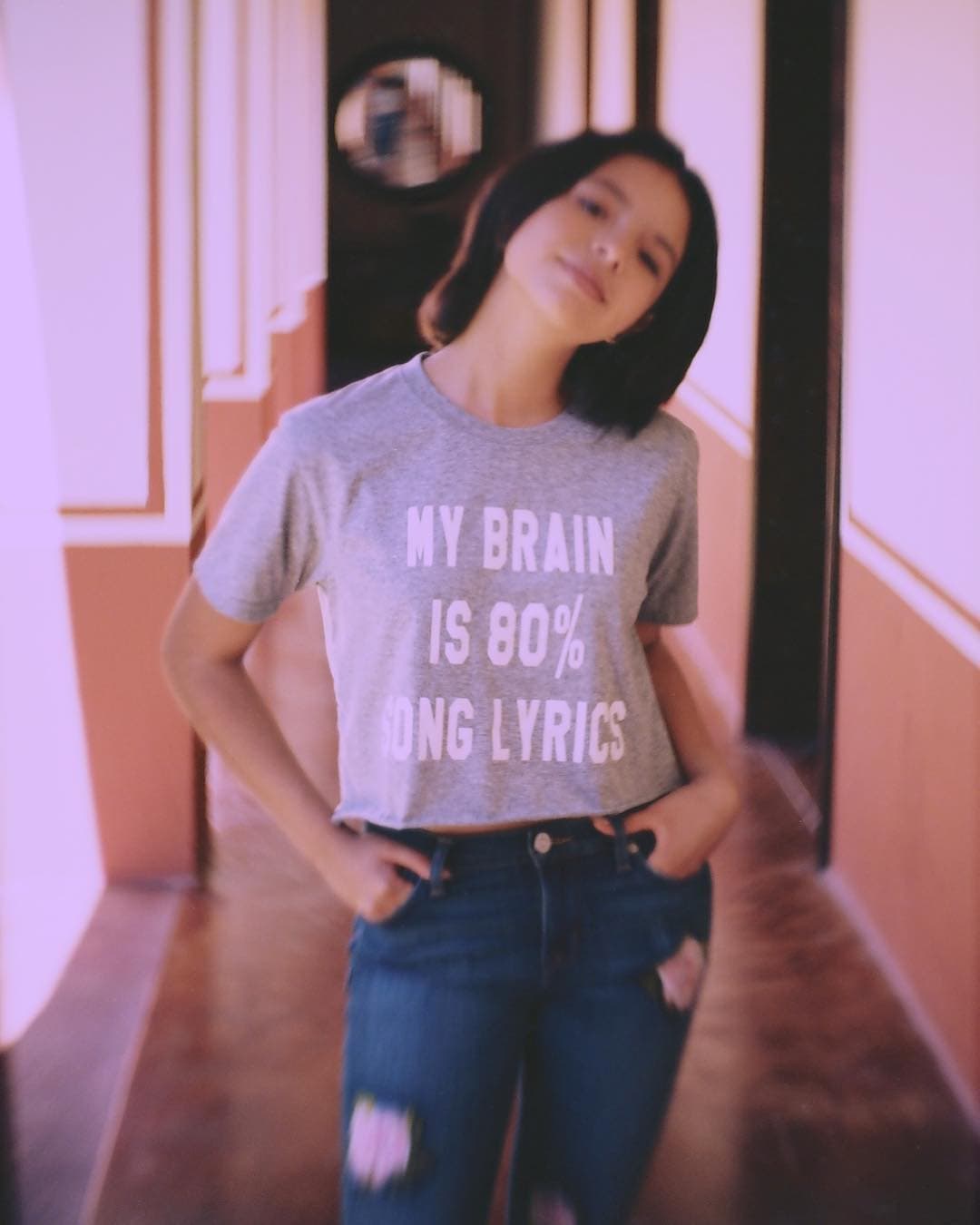 Las camisas con estampados y frases también forman parte de su look.