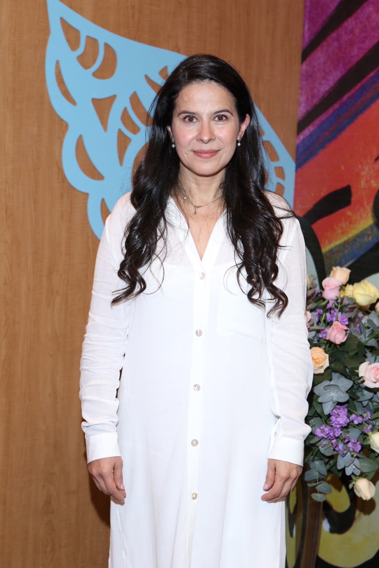 “Inés Bracho” (Arcelia Ramírez / Vencer el Miedo) Ella vive con sus hijas y su esposo de quien sufre constantes burlas, insultos y humillación. Harta de los constantes maltratos e infidelidades, decide divorciarse logrando salir de un matrimonio tóxico y sin la necesidad de ser dependiente de un hombre que no la quiere. Al final se reconoce como una mujer llena de virtudes.