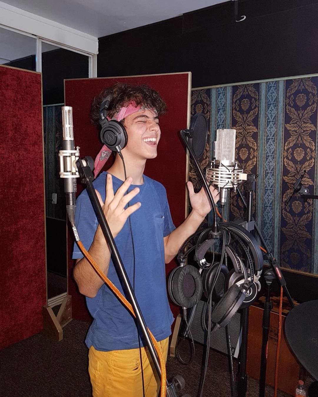 Además de amar la actuación, Joaquín ha mostrado su pasión por la música, compartiendo una imagen desde el estudio de grabación en septiembre de 2017 en su cuenta de Instagram.