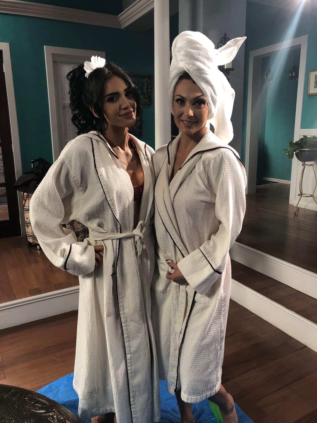 Las actrices de Simón dice listas para la acción.