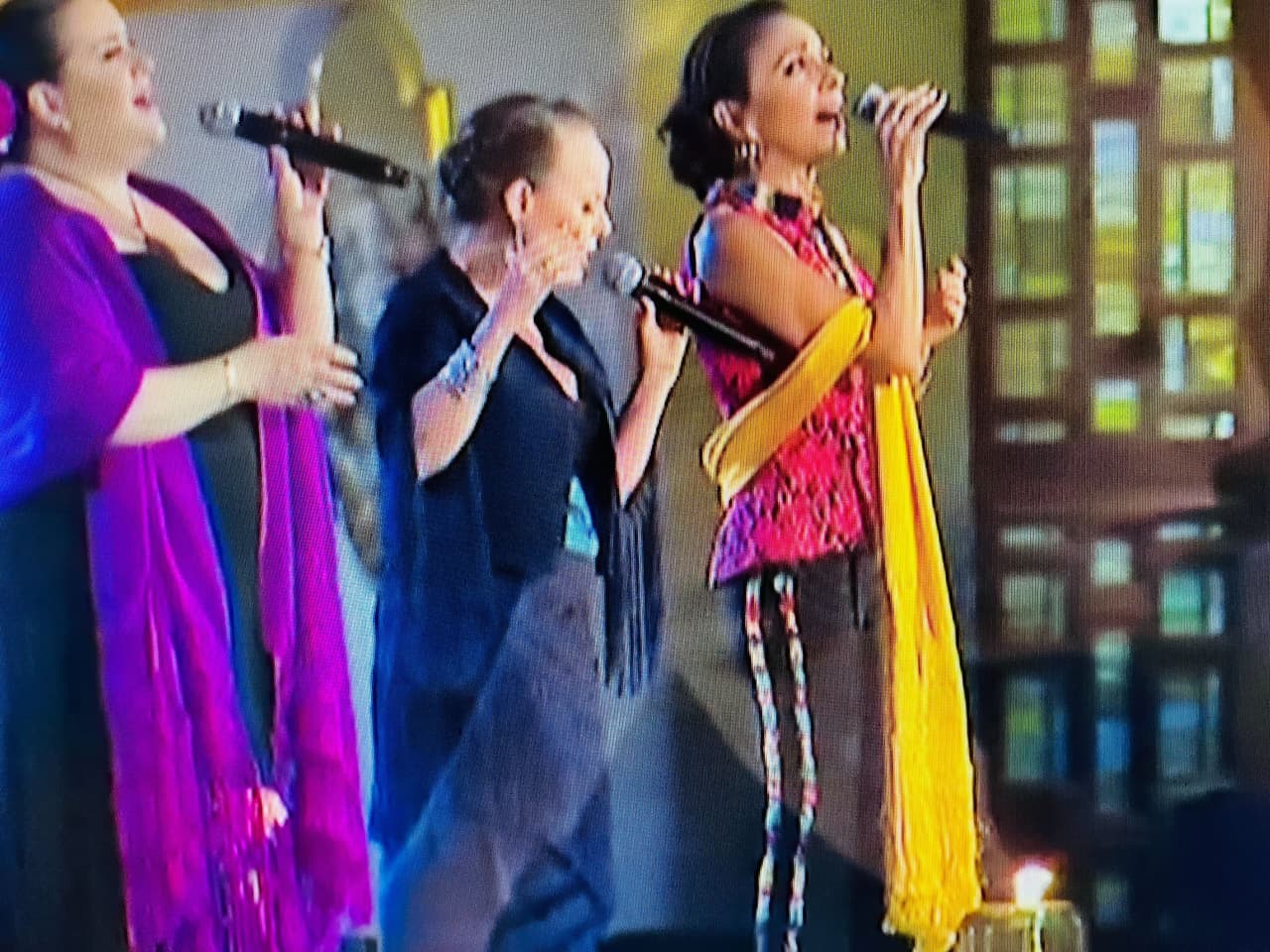 Mayte, Isabel y Fernanda, de Pandora, también dedicaron un emotivo discurso antes de cantar el éxito de Juan Gabriel, “Amor Eterno”. “A lo que se han ido, dulce madre de Guadalupe, de tu mano hemos aprendido a decir adiós a quienes amamos”, dijo Mayte.