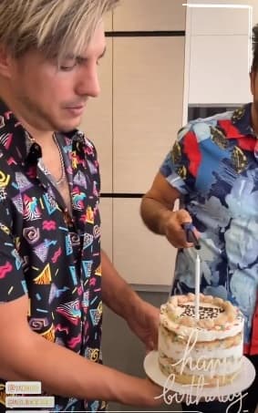 "Feliz cumpleaños a la mejor madrastra. Te quiero Alessandra Rosaldo", anotó también Vadhir, quien fue uno de los encargados de llevar uno de los tres pasteles con los que contó el festejo.