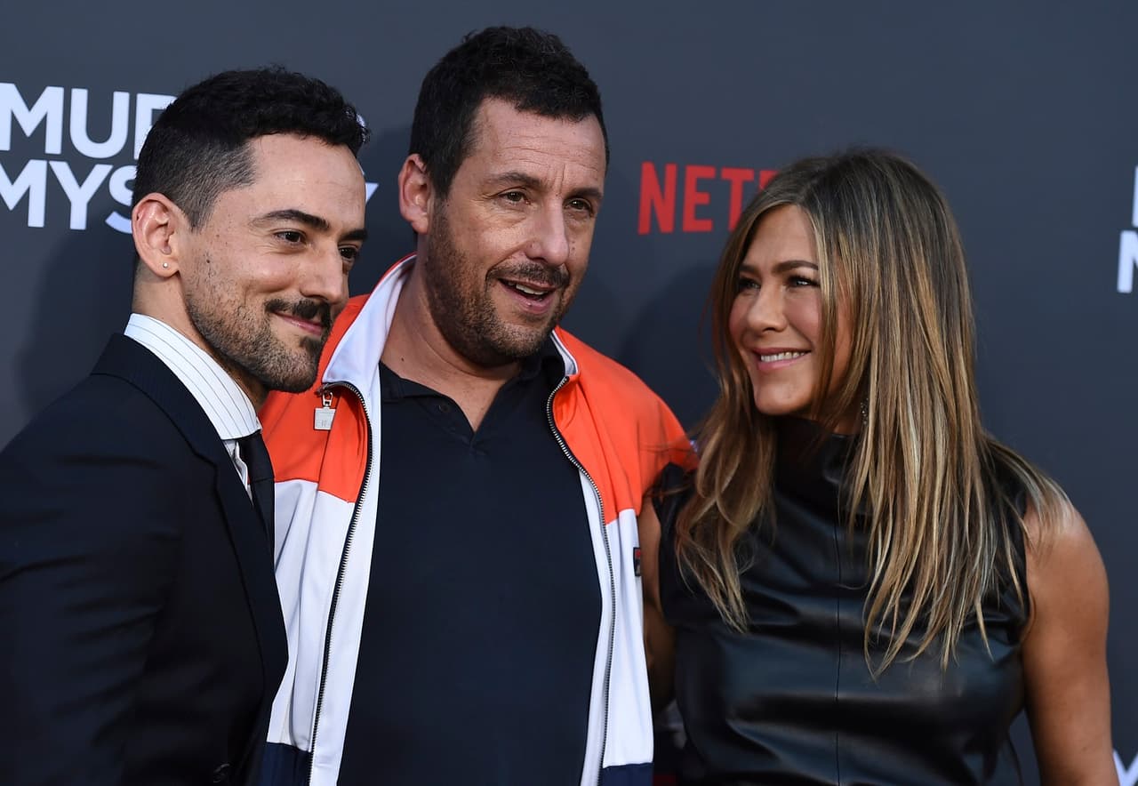 Luis Gerardo Méndez debuta en Hollywood con Adam Sandler y Jennifer Aniston