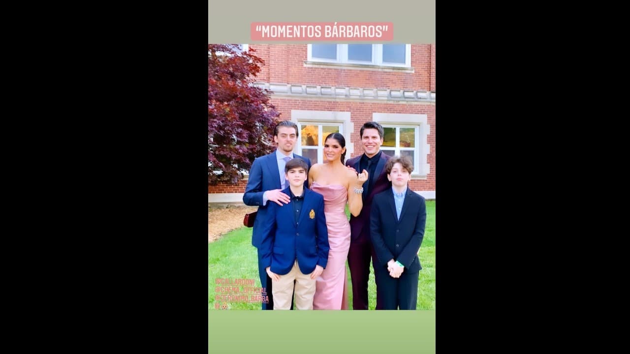 A través de su cuenta oficial de Instagram, la intérprete de ‘Bandido’ compartió varias imágenes en las que mostró que Emiliano no estuvo solo, que tanto sus medios hermanos como su padrastro y ella aplaudieron su nuevo logro.